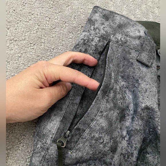Women’s Northface Gray Camo Snowpants - Picture 3 of 11